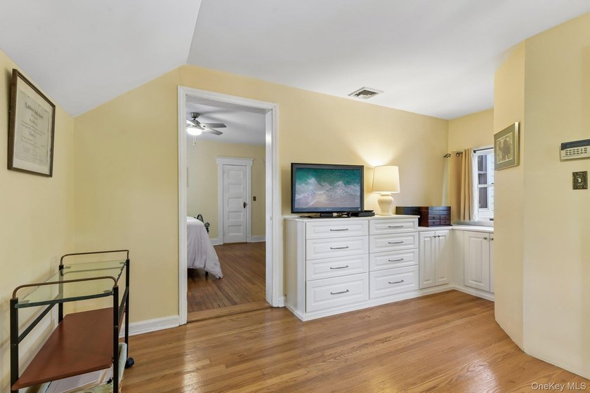 GRACIOUS, CHARMING &amp; ALL DONE! Wonderful Huntington Village - photo 26