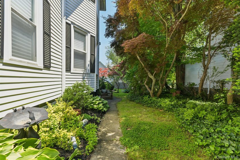 GRACIOUS, CHARMING &amp; ALL DONE! Wonderful Huntington Village - photo 42