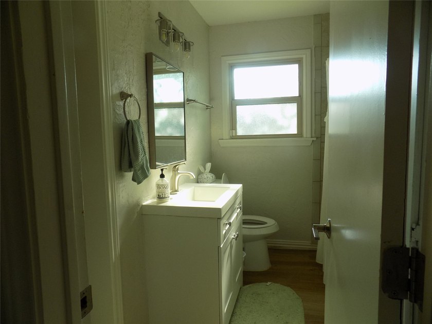 Stunning 3-bedroom home in established neighbor, close to Lake - photo 13