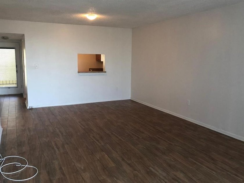 Great investment opportunity in an all-ages community with no - photo 2