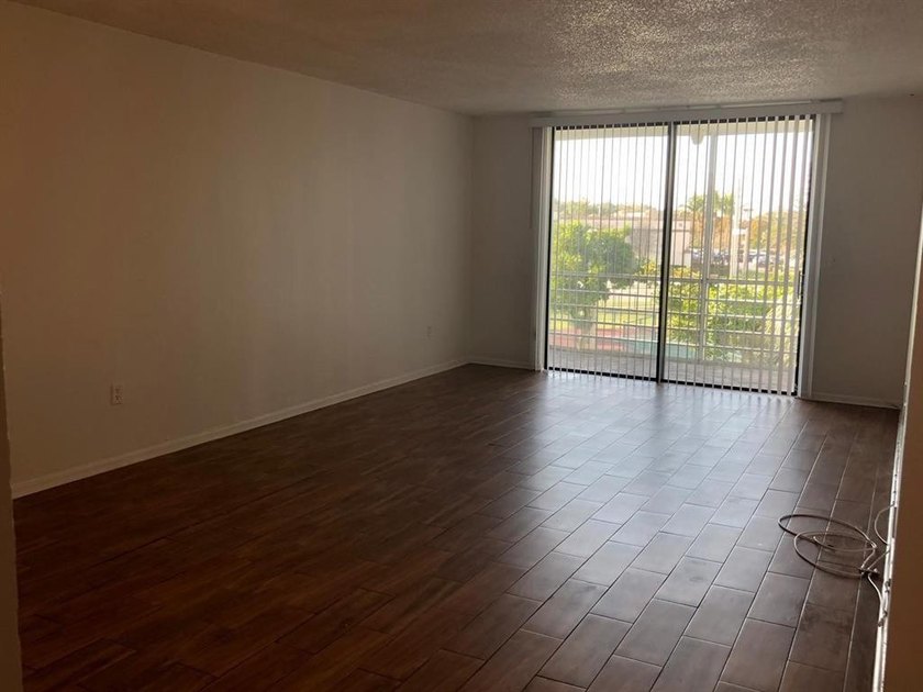 Great investment opportunity in an all-ages community with no - photo 3