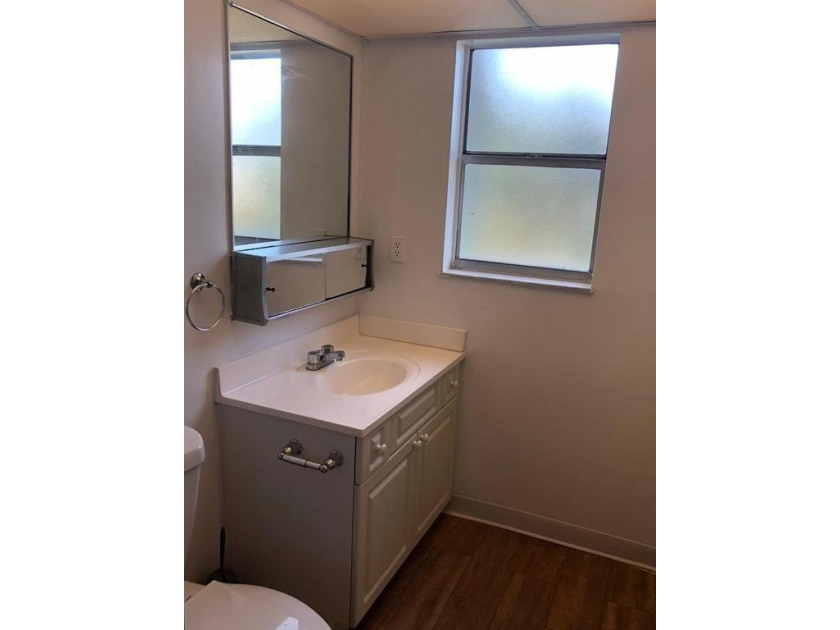 Great investment opportunity in an all-ages community with no - photo 5