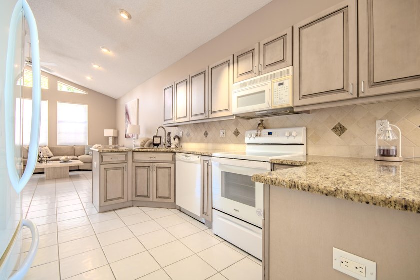 Experience the pinnacle of luxury in this stunning 3 bedroom, 2 - photo 9