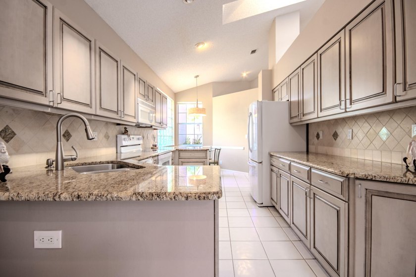 Experience the pinnacle of luxury in this stunning 3 bedroom, 2 - photo 10