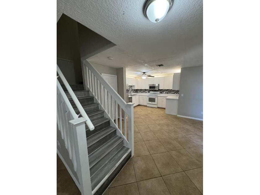 Welcome to this charming three-bedroom, three-bathroom townhouse - photo 11