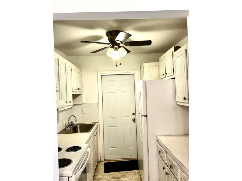 SPACIOUS, VACANT CORNER UNIT IN A DESIRABLE 55+ COMMUNITY. JUST - photo 11