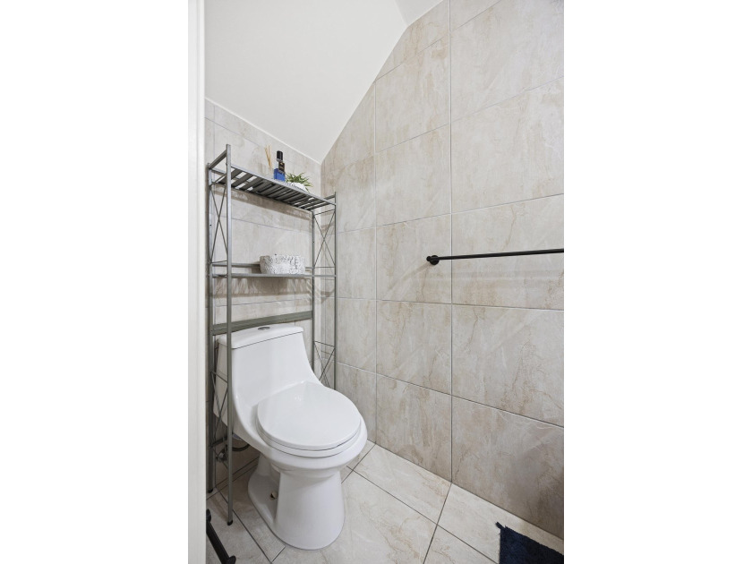 Beautifully updated townhome in the gated community of Discover - photo 12