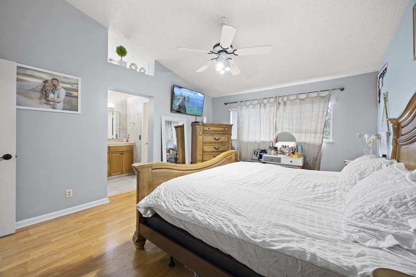 Beautifully updated townhome in the gated community of Discover - photo 14