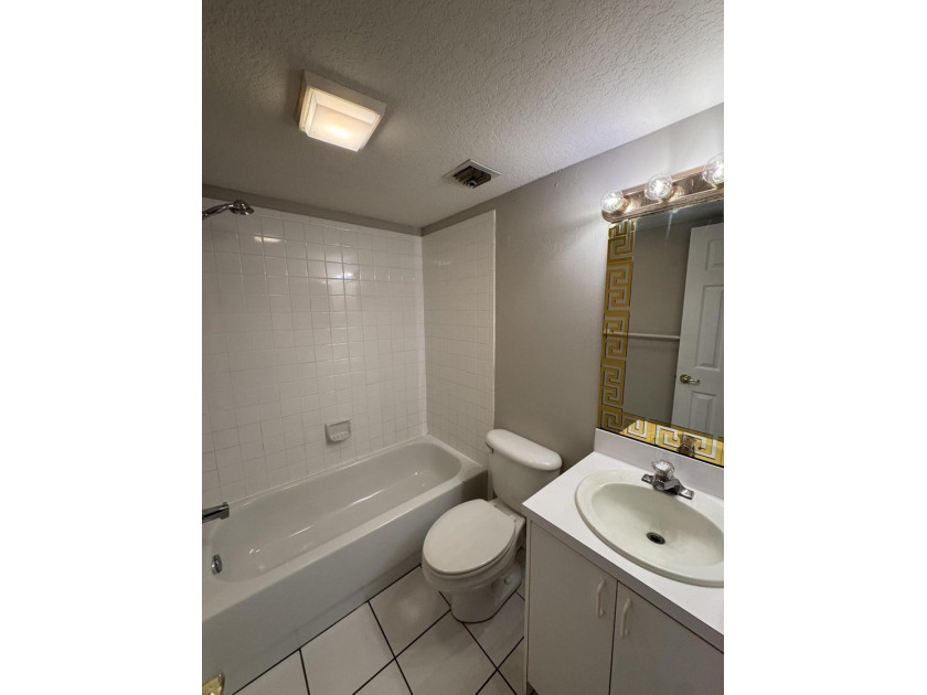 Welcome to this charming three-bedroom, three-bathroom townhouse - photo 14