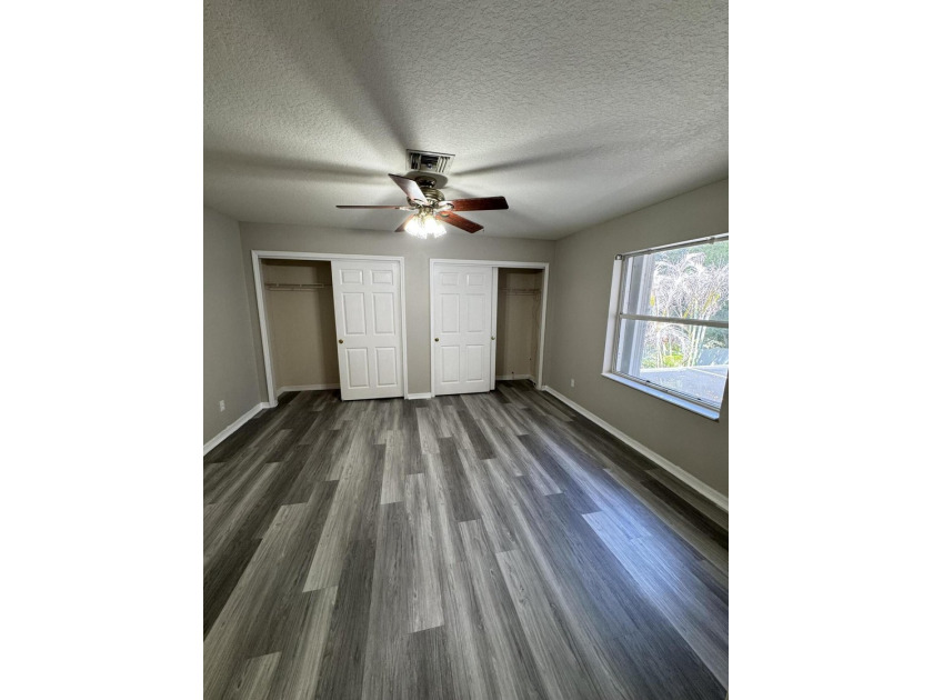 Welcome to this charming three-bedroom, three-bathroom townhouse - photo 16
