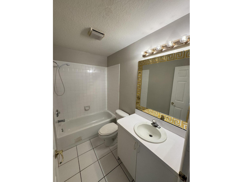 Welcome to this charming three-bedroom, three-bathroom townhouse - photo 18