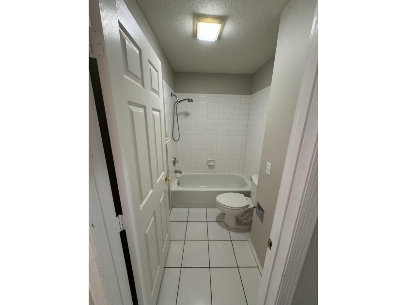 Welcome to this charming three-bedroom, three-bathroom townhouse - photo 23
