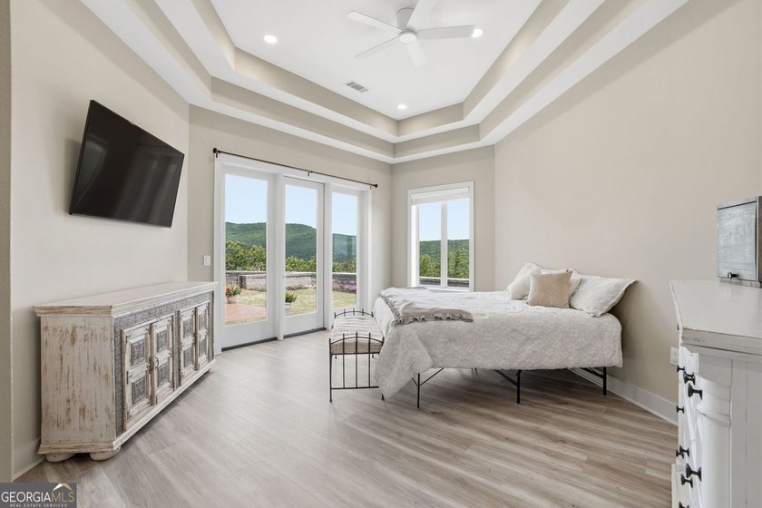 Discover your dream home with breathtaking panoramic long-range - photo 31