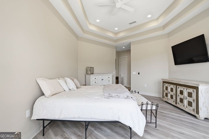 Discover your dream home with breathtaking panoramic long-range - photo 32
