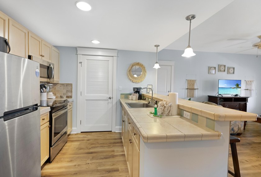 GREAT NEW PRICE!!! TWO-BEDROOM THREE BATH, LOCK-OUT STUDIO ON - photo 7