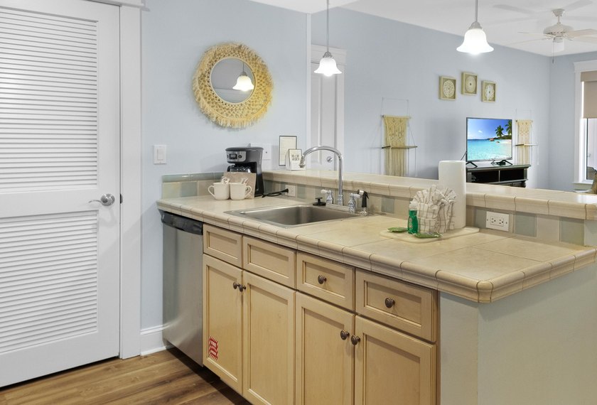 GREAT NEW PRICE!!! TWO-BEDROOM THREE BATH, LOCK-OUT STUDIO ON - photo 10