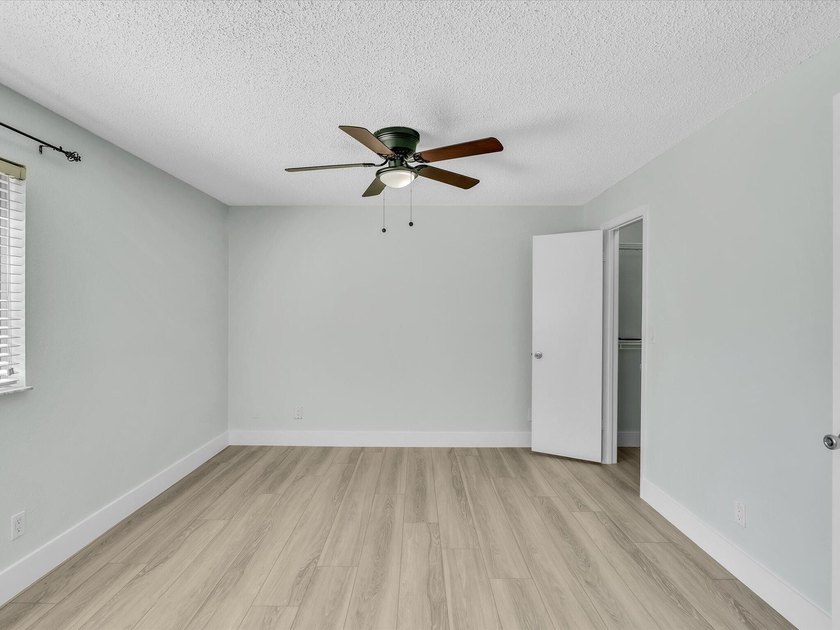 Location, location, location! This spacious and bright - photo 11