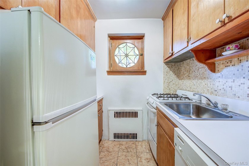 WELCOME TO FOREST HILLS SOUTH. CHARMING STUDIO APARTMENT WITH - photo 12
