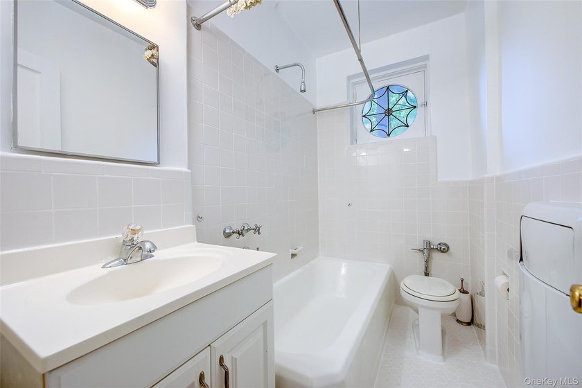 WELCOME TO FOREST HILLS SOUTH. CHARMING STUDIO APARTMENT WITH - photo 17