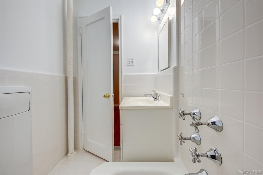 WELCOME TO FOREST HILLS SOUTH. CHARMING STUDIO APARTMENT WITH - photo 18
