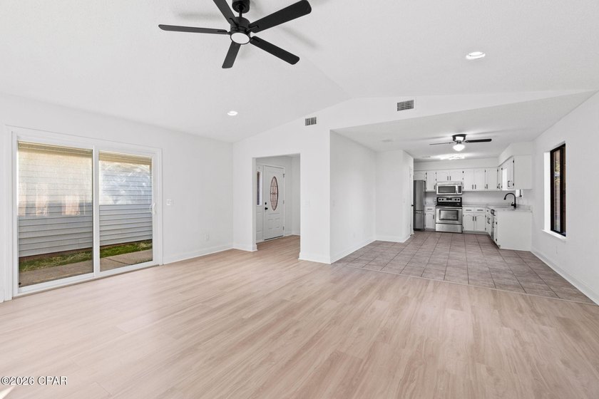 Welcome to this beautifully maintained 3-bedroom, 2-bathroom - photo 11