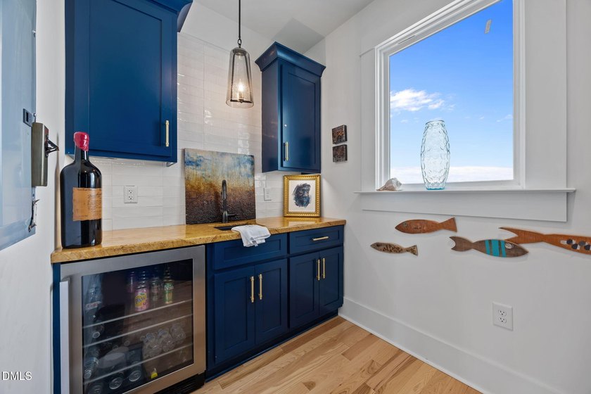 Welcome to your dream coastal retreat. This isn't just a house - photo 15