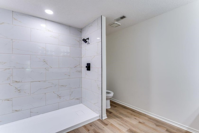 Wake up to beautiful lake views and enjoy the ease of - photo 29