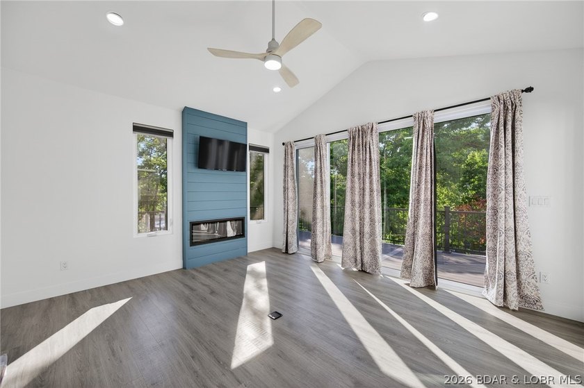 This 5-bedroom, 3.5-bath lakefront home in Four Seasons is - photo 34