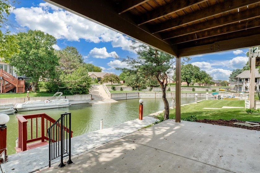 Wake up to beautiful lake views and enjoy the ease of - photo 34