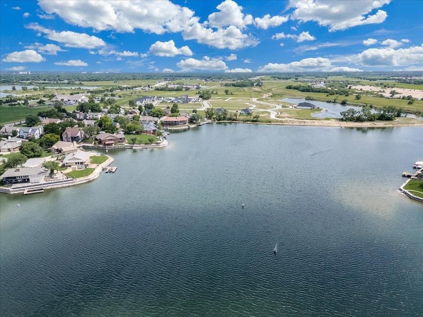 Wake up to beautiful lake views and enjoy the ease of - photo 36