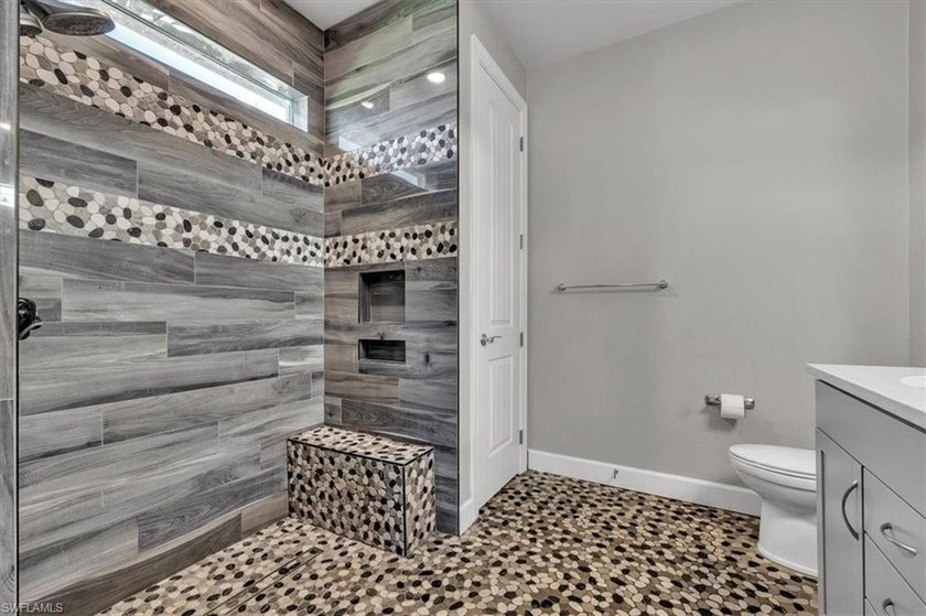 Move-in-ready and beautifully upgraded, this 3-bed + den, 2-bath - photo 19