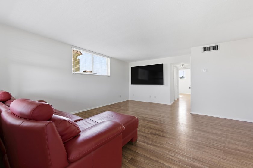 Fully renovated 2BR, 2 bath Condo. New laminate floors, kitchen - photo 11