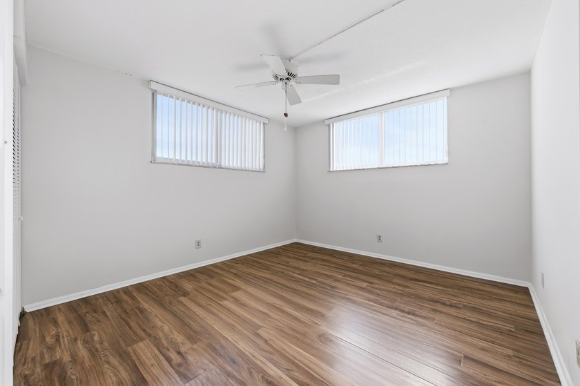 Fully renovated 2BR, 2 bath Condo. New laminate floors, kitchen - photo 13