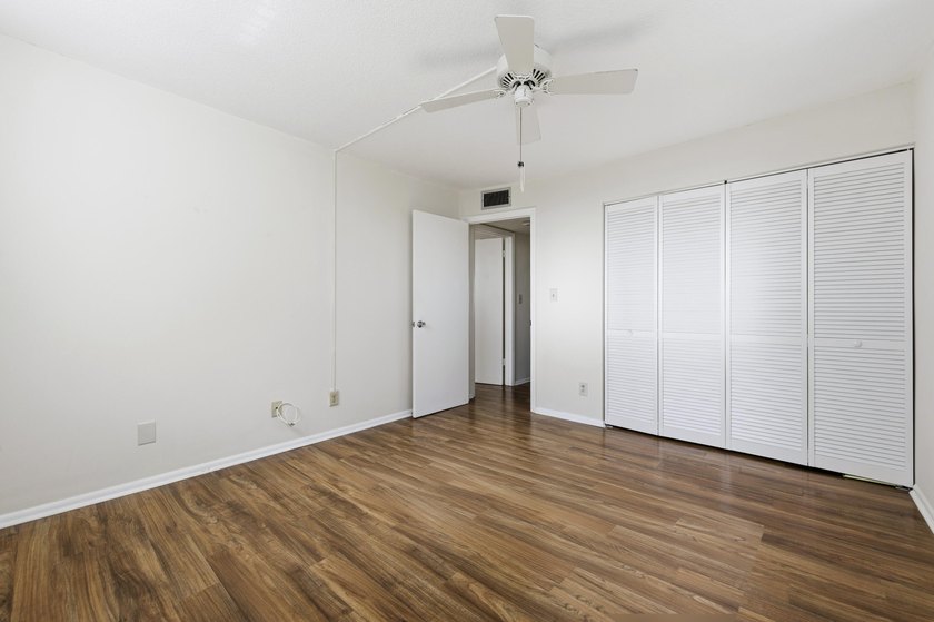 Fully renovated 2BR, 2 bath Condo. New laminate floors, kitchen - photo 14