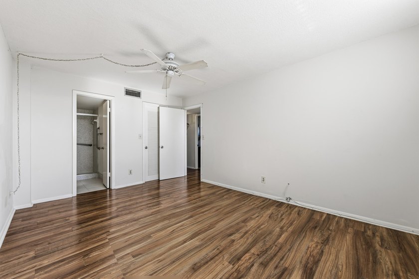 Fully renovated 2BR, 2 bath Condo. New laminate floors, kitchen - photo 16