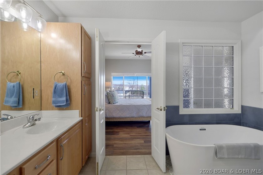 Welcome to Monarch Cove, where this fully furnished, top-floor - photo 22