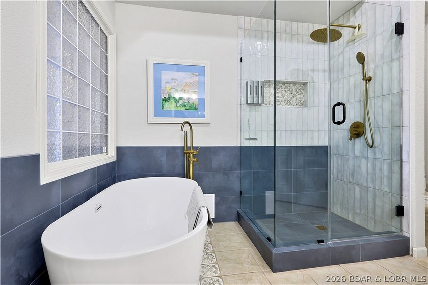 Welcome to Monarch Cove, where this fully furnished, top-floor - photo 23