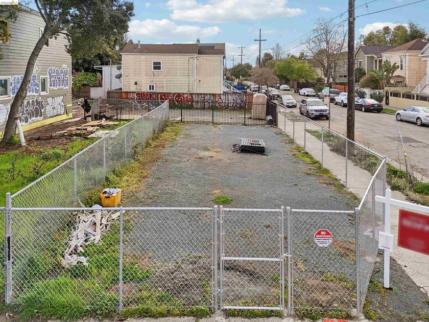 Endless possibilities await at 1495 5th St in Oakland! This - photo 3