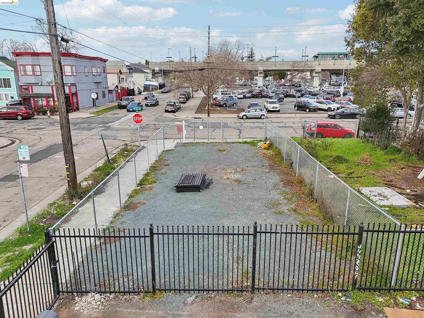 Endless possibilities await at 1495 5th St in Oakland! This - photo 4