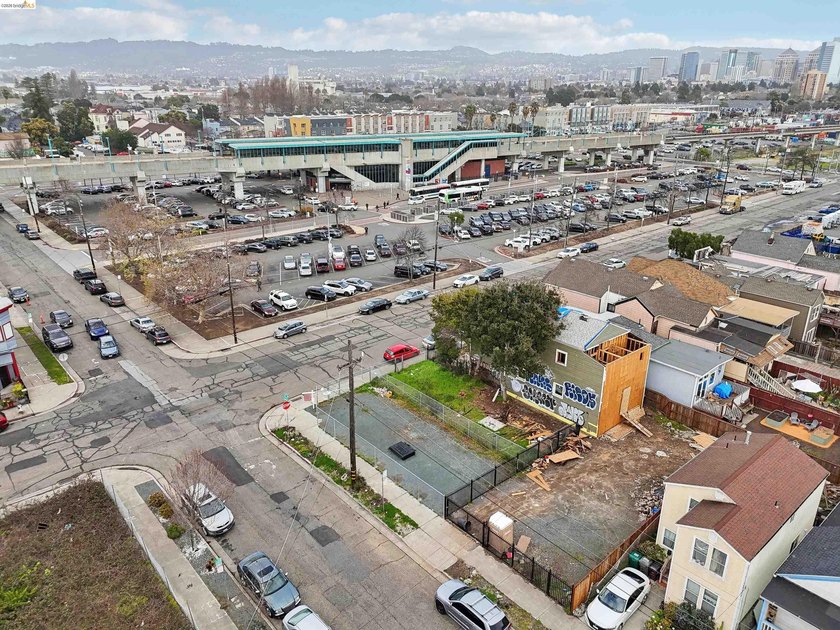 Endless possibilities await at 1495 5th St in Oakland! This - photo 8