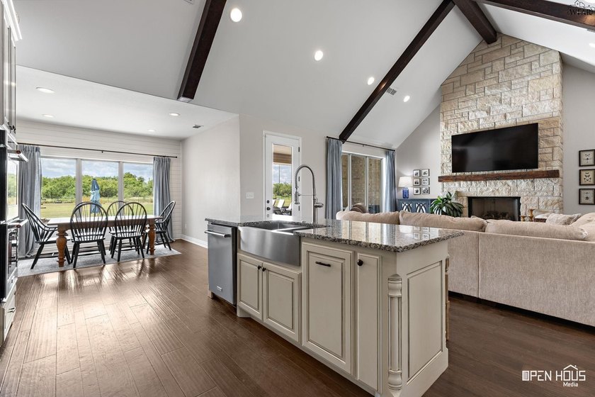 Remarkable 2018-built home on 2.5 fully fenced acres in - photo 11
