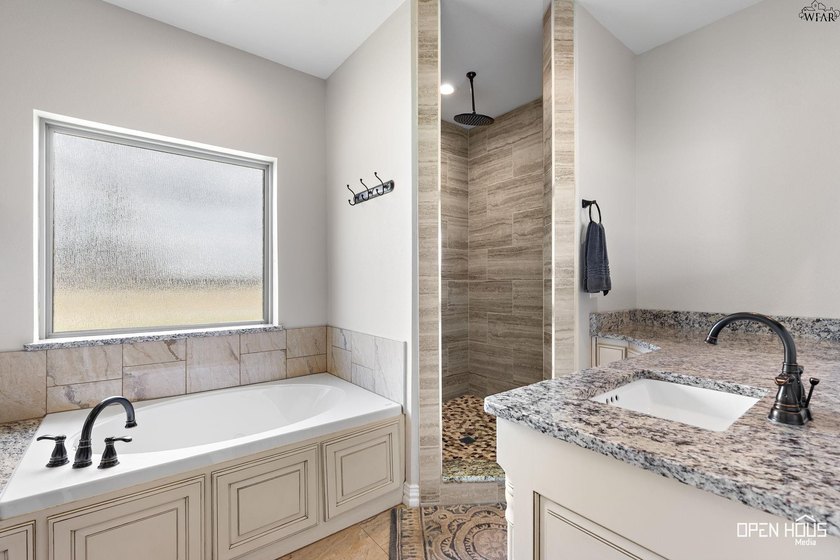 Remarkable 2018-built home on 2.5 fully fenced acres in - photo 15