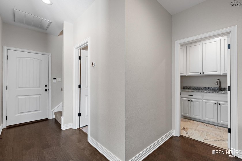 Remarkable 2018-built home on 2.5 fully fenced acres in - photo 26