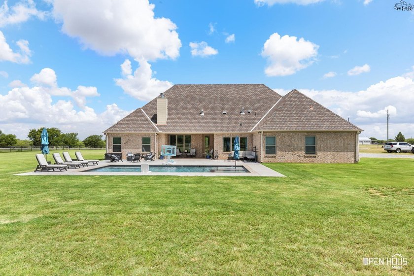 Remarkable 2018-built home on 2.5 fully fenced acres in - photo 29