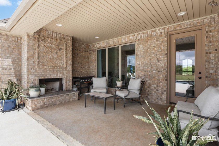 Remarkable 2018-built home on 2.5 fully fenced acres in - photo 30