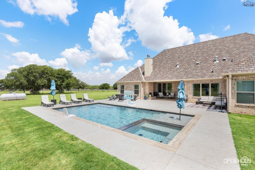 Remarkable 2018-built home on 2.5 fully fenced acres in - photo 31