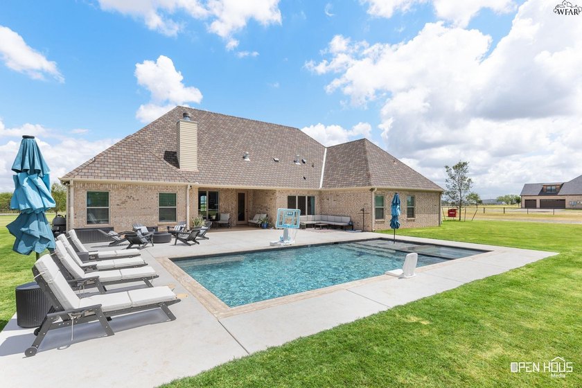 Remarkable 2018-built home on 2.5 fully fenced acres in - photo 32