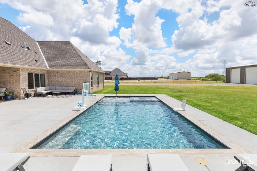 Remarkable 2018-built home on 2.5 fully fenced acres in - photo 33