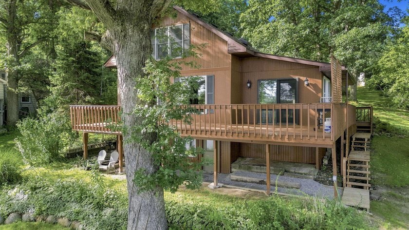 YOUR OWN LAKEFRONT SANCTUARY! Offering a much sought after - photo 4