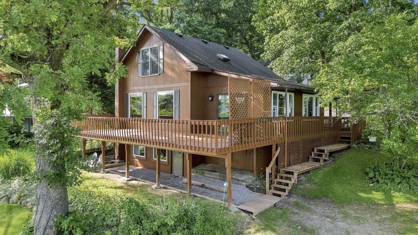 YOUR OWN LAKEFRONT SANCTUARY! Offering a much sought after - photo 5